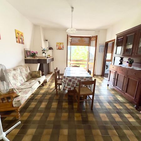 Ampio Appartamento Marina Di Арбус Экстерьер фото